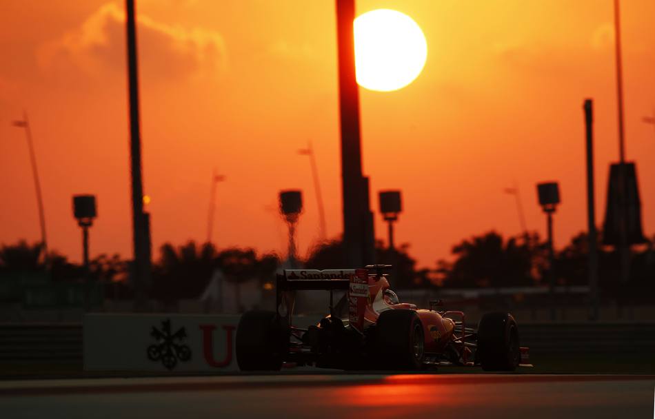 Il sole accompagna la gara di Sebastian Vettel durante le qualifiche sul circuito di Abu Dhabi (Action Images)